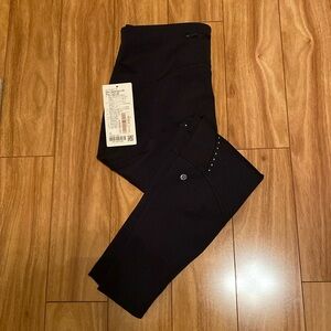 NWT Lululemon rain-repellent HR Run Tights,sz 12, length 28”. Logo on left calf.